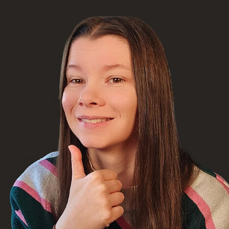 Headshot of Ruth, founder of Scrimp and Spend Ltd.